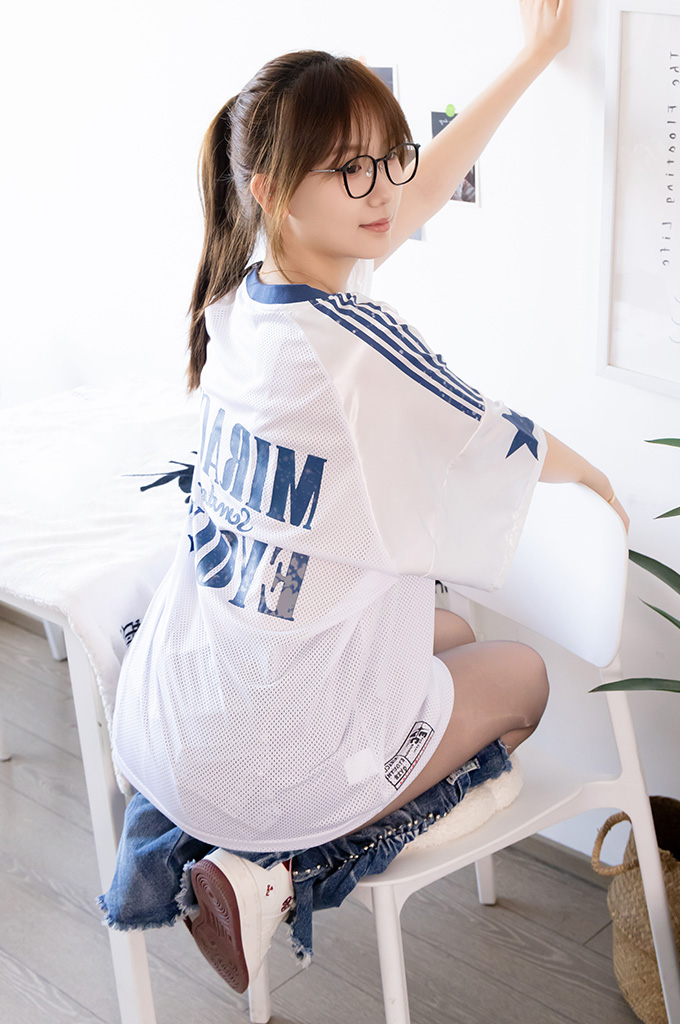 W253-板鞋、短白棉袜、油亮薄黑丝、分体牛仔裤